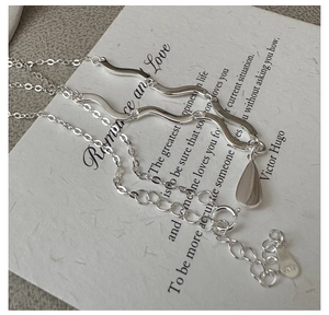 Gros plan du pendentif goutte d'eau en argent S925 avec texture vague et fermoir détaillé