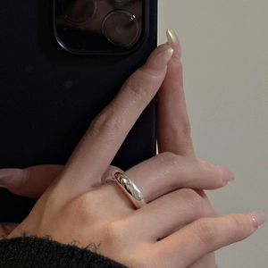 Bague minimaliste en argent sterling S925 avec surface lisse polie portée à la main
