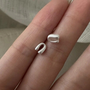 Boucles d'oreilles en argent S925 en forme de U avec une finition mate brossée