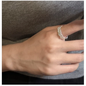 Detailaufnahme des S925 Sterlingsilberrings mit strukturierter Netz-Hohlform am Finger
