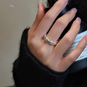 Bague dôme minimaliste en argent sterling S925 avec une finition polie pour femme