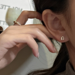 Ensemble boucles d'oreilles U et bague en argent sterling S925 portées par mannequin