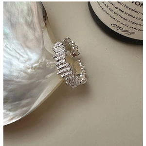 Nahaufnahme eines S925 Silberrings mit Lava-Textur und unregelmäßig faltiger Oberfläche