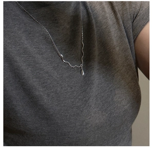 Détail du collier en argent sterling S925 avec texture ondulée et pendentif goutte