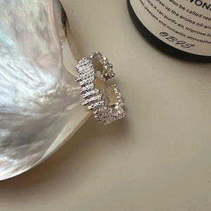 Minimalistischer S925 Sterlingsilber Ring mit einzigartiger unregelmäßiger Lavatextur