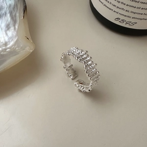 Minimalistischer S925 Sterlingsilber Ring mit einzigartiger Lava-Struktur-Oberfläche