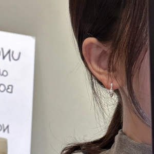 Minimalist S925 sterling silver pearl earrings worn for a stylish and elegant daily look