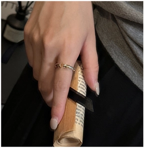 Détail de la bague en argent S925 style bambou avec accents dorés sur la main