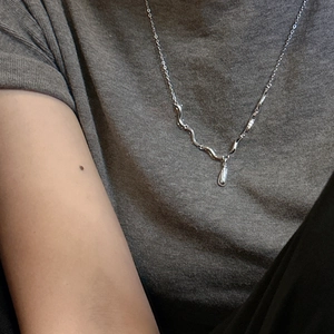 Collier en argent S925 avec texture ondulée et pendentif goutte d'eau élégant
