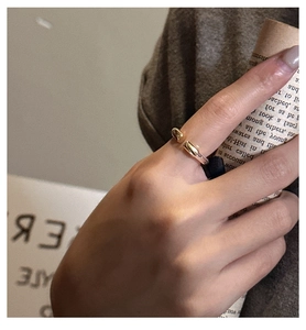 Détail d'une bague ouverte minimaliste en argent S925 avec contraste d'or et d'argent