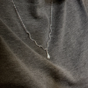 Collier en argent S925 minimaliste avec texture ondulée et pendentif goutte d'eau polie