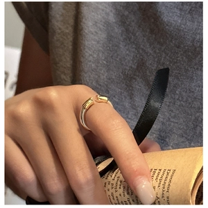 Détail de la bague ouverte en argent S925 bicolore avec touches dorées sur fond
