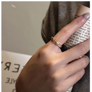 Détail d'une bague minimaliste bicolore en argent sterling portée par un mannequin