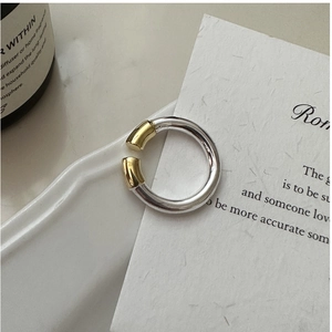 Bague C minimaliste en argent S925 avec touches dorées sur surface texturée blanche