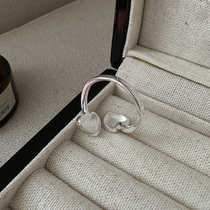 Minimalist S925 sterling silver open ring featuring double heart shapes on a jewelry box