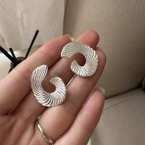 925 Sterling Silver Spiral Fan Shaped Earrings For Women Minimalist Fashion Niche Design Textured Metallic Hoop Earrings