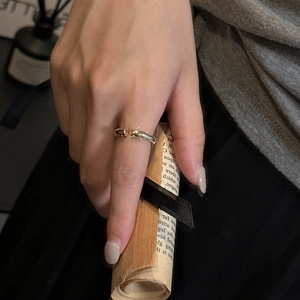 Bague ouverte minimaliste en argent S925 et or bicolore portée par un mannequin