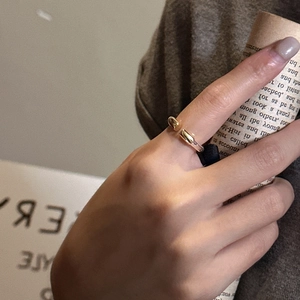 Bague minimaliste en argent S925 doré avec design capsule portée sur l'index d'un modèle