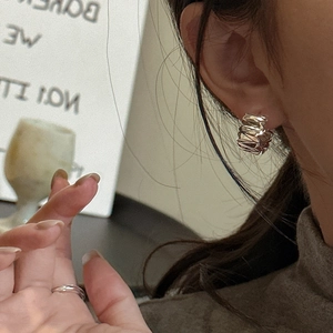 Boucles d'oreilles en argent S925 avec design texturé unique et finition réfléchissante