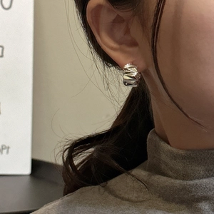 Boucles d'oreilles créoles S925 en argent au design minimaliste et texture torsadée