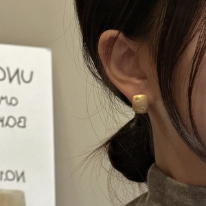 Minimalist S925 silver gold star earrings with brushed texture and sparkling zircon
