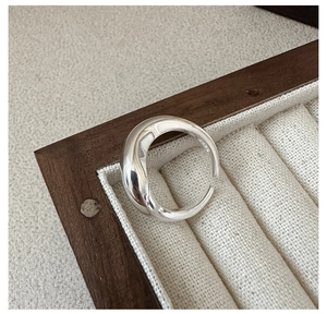 Detailed close-up showing the S925 sterling silver hallmark inside the minimalist ring
