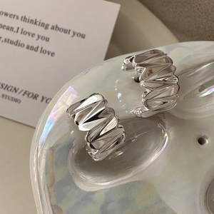 Boucles d'oreilles créoles S925 en argent avec surface texturée sur plateau nacré