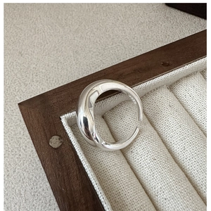 Detailed view of S925 sterling silver ring featuring a textured wavy hammered finish