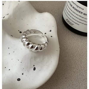Close-up of S925 sterling silver croissant ring showing twisted texture and open band