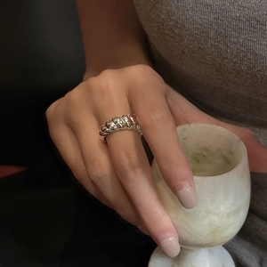 Polished S925 sterling silver croissant ring in a minimalist French twist design