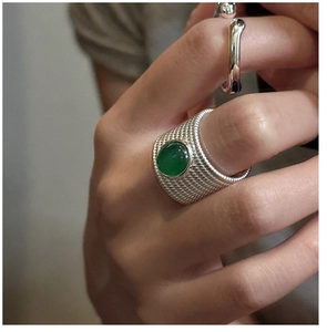Close-up of S925 silver braided ring featuring a round green agate stone on a finger