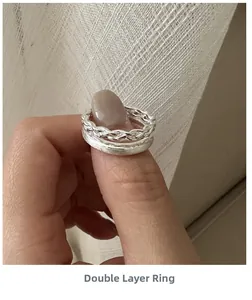 Dettaglio anello a doppio strato in argento sterling con trama a treccia e opaca