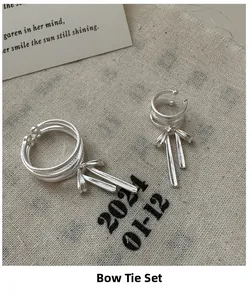 Detail eines S925 Sterlingsilber-Schleifenschmuck-Sets mit gebürsteter Metalloberfläche
