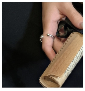 Detaillierte Nahaufnahme eines S925 Sterlingsilberrings mit geschmolzener Lavatextur-Design