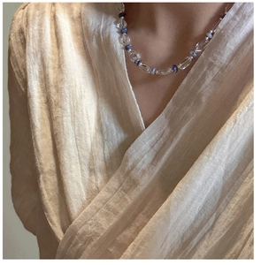 Vue détaillée du collier en perles d'argent S925 avec cristaux bleus sur mannequin