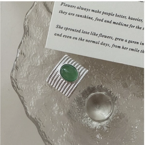 Detail view of the S925 silver vintage ring with green agate and wavy texture band