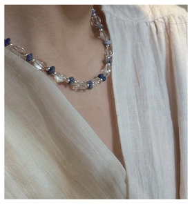 Détail du collier en argent S925 avec pierres naturelles bleues et perles de cristal