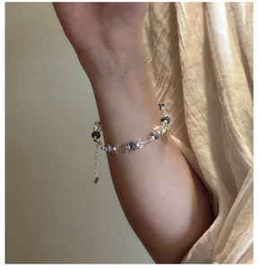 Vue détaillée du bracelet de perles avec cristaux bleus et breloque coeur en argent