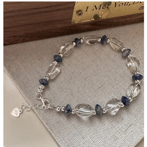 Détail du bracelet en perles d'argent S925 avec pierre naturelle bleue et cristal