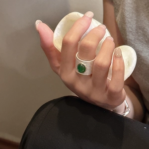 S925 sterling silver woven ring featuring a round green agate gemstone on a hand