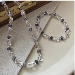 Vue macro détaillée de l'ensemble collier et bracelet S925 avec cristaux naturels bleus