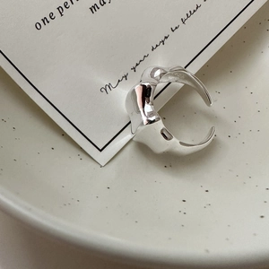 Minimalist S925 sterling silver open ring with wavy texture on ceramic display tray