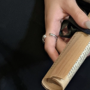 Minimalistischer S925 Sterlingsilber Ring mit flüssigem Tropfendesign, verstellbar