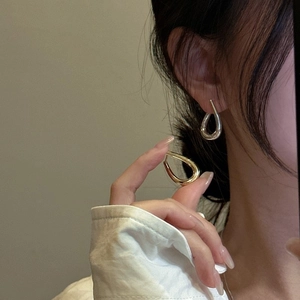 Minimalist S925 sterling silver drop-shaped earrings in polished gold and silver finishes