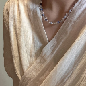 Collier minimaliste en argent S925 avec perles de cristal bleues et claires sur mannequin