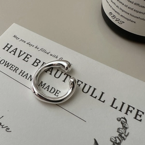 Polierter S925 Sterlingsilber Ring im minimalistischen Streamline-Design für Damen