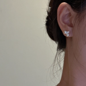 Minimalist S925 silver stud earrings featuring three white pearls in a cluster design