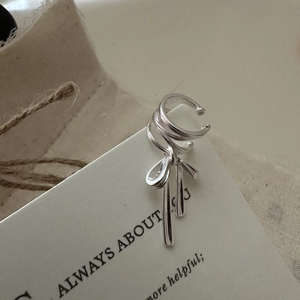 Minimalistische S925 Silber Ohrmanschette mit Schleife und dreilagigem Ringdesign
