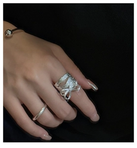 Detail of S925 sterling silver bow ring with retro woven texture and layered rings