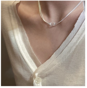 Nahaufnahme der minimalistischen S925 Sterling Silber Knotenkette am Hals für Damen